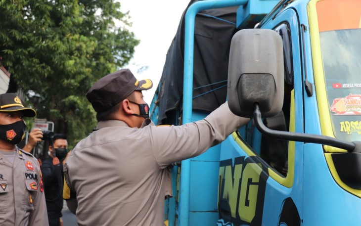 Di bulan suci Ramadhan 1442 H Polres Kendal terus melakukan gerakan kebaikan. Kali ini Polres Kendal melakukan kegiatan berbagi takjil kepada pengguna jalan yang melintas di sekitar Perempatan Jalan Soekarno - Hatta dan seputar Alun alun kota Kendal Selasa (27/4/2021).  