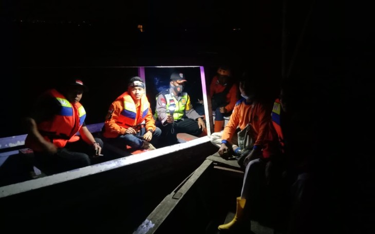 Purnomo (43 th) alias Pepeng warga Kampung Kenteng RT 04/05 Kelurahan Argomulyo Salatiga berhasil di evakuasi ketika terjebak enceng gondok saat mencari ikan di areal Rawa Pening Dusun Gondangsari Desa Rowoboni Banyubiru Kabupaten Semarang. Selasa (27/04/2021)
