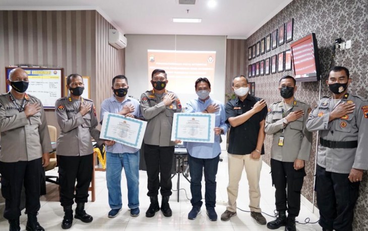 Kabid Humas Polda Jateng, Kombes Iskandar Fitriana Sutisna, S.I.K., M.Si, dalam acara menandatangani piagam pencanangan pembangunan Zona Integritas (ZI) menuju Wilayah Bebas Korupsi (WBK), di ruang kerjanya (28/4).