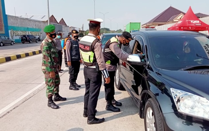 Personel gabungan dari Kodim 0710/Pekalongan, Polres Pekalongan Kota, BPBD,Sarpol PP dan Dinas Kesehatan Kota Pekalongan melaksanakan Ops Yustisi di Exit Tol Setono tepatnya di depan Pos Pengamanan lalu lintas Jum,'at (30/4/21).