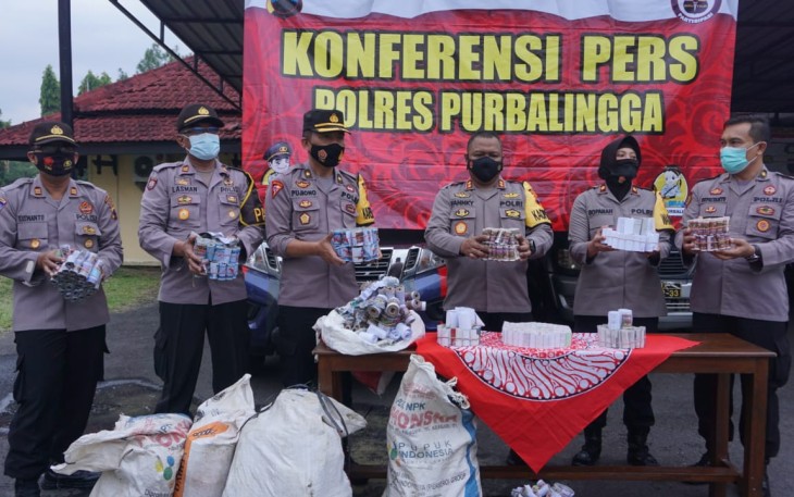 Polres Purbalingga mengamankan ribuan petasan berbagai jenis saat melaksanakan kegiatan rutin yang ditingkatkan (KRYD) menjelang hari raya Idul Fitri 1442 H. Barang bukti petasan hasil sitaan kemudian dimusnahkan dengan cara direndam dalam kolam di komplek Mapolres, Jumat (30/4/2021) sore.
