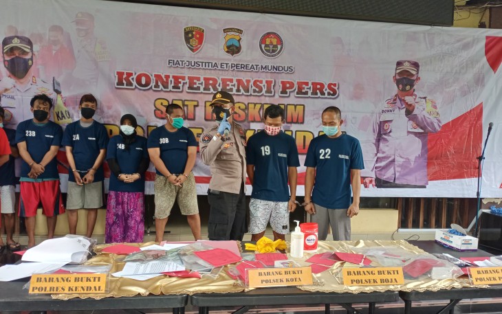 Polres Kendal gelar pers rilis tentang kasus Penggelapan di lobi Mapolres pada hari Rabu, 7/4/2021,
