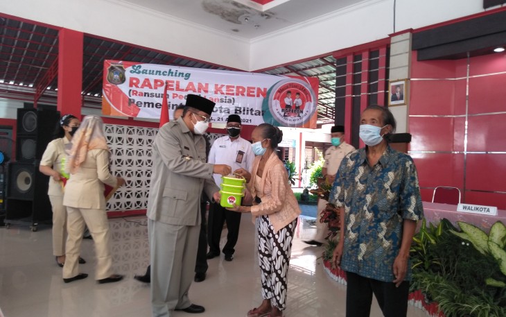 Walikota Blitar Santoso Serahkan Bantuan Pangan ke Lansia (foto : Faisal NR / Klikwarta.com) 