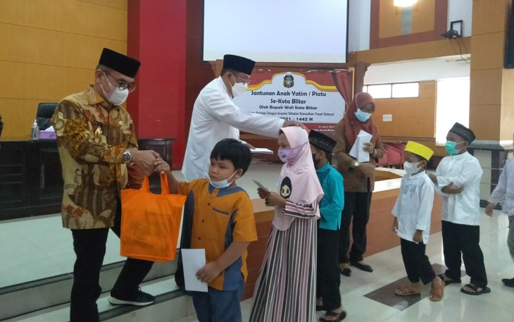 Walikota Santoso (baju putih) Didampingi Wakil Walikota Blitar Tjutjuk Sunario (baju batik) Berikan Santunan Kepada Anak Yatim dan Piatu (foto : Faisal NR / Klikwarta.com Blitar) 