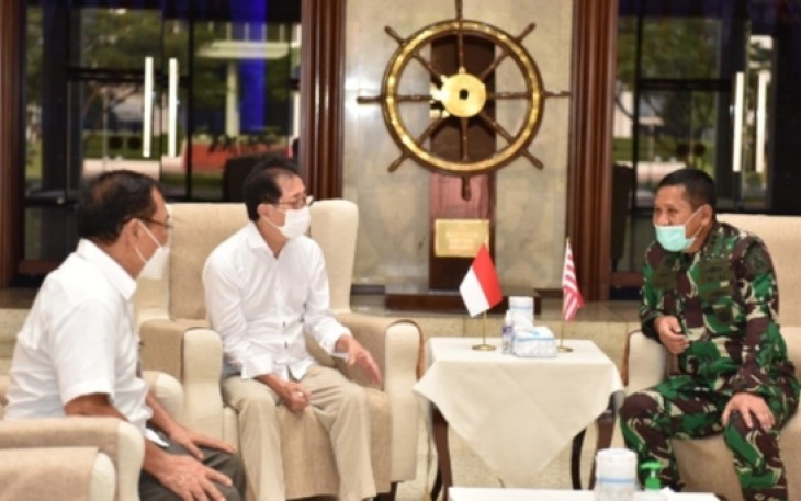 Wakil Kepala Staf Angkatan Laut (Wakasal) Laksamana Madya TNI Ahmadi Heri Purwono, S.E., M.M. mewakili Kasal Laksamana TNI Yudo Margono, S.E., M.M., saat menerima bantuan secara simbolis dari Direktur Utama (Dirut) PT Sido Muncul Irwan Hidayat bertempat di lobby gedung utama Denma Mabesal, Cilangkap, Jakarta Timur, Senin (26/4).