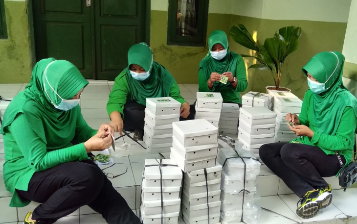 Ibu ibu Persit mempersiapkan pembagian takjil 