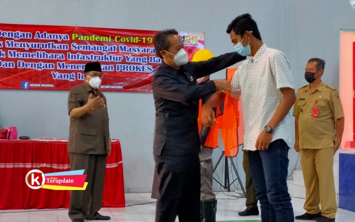 Ketua DPRD kota Blitar Syahrul Alim Pakaikan Piranti Proyek Kepada Penerima Pekerjaan dari Program CFW (foto : Faisal NR / Kliwarta.com Blitar) 