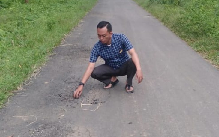 Diduga Pembangunannya Asal Jadi Pihak Rekanan Tak Kunjung Perbaiki Ruas Jalan Desa Halangan Ratu