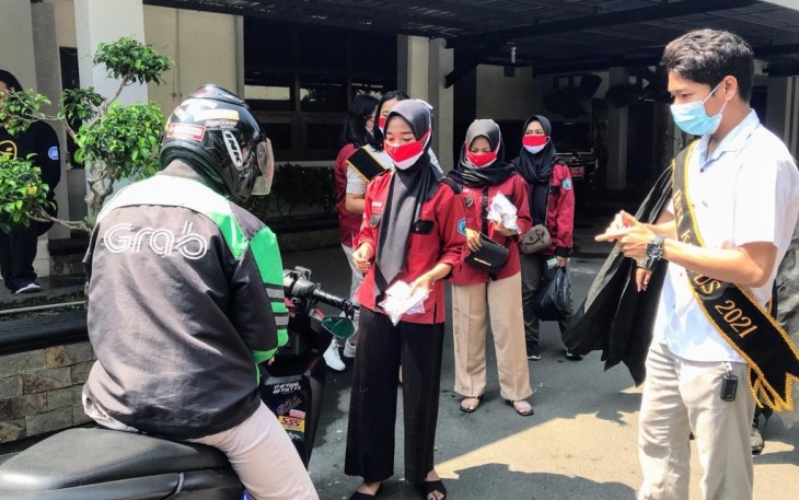 Gelar Bakti Sosial Daring di Karanganyar UKM Himatansi STIE AUB Surakarta Bagikan Sembako untuk Pengemudi Ojol