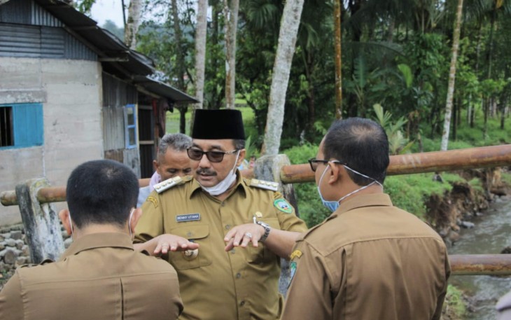 Bupati Pasaman Tinjau Lokasi Banjir Simpati dan Ambruknya Jembatan Permanen