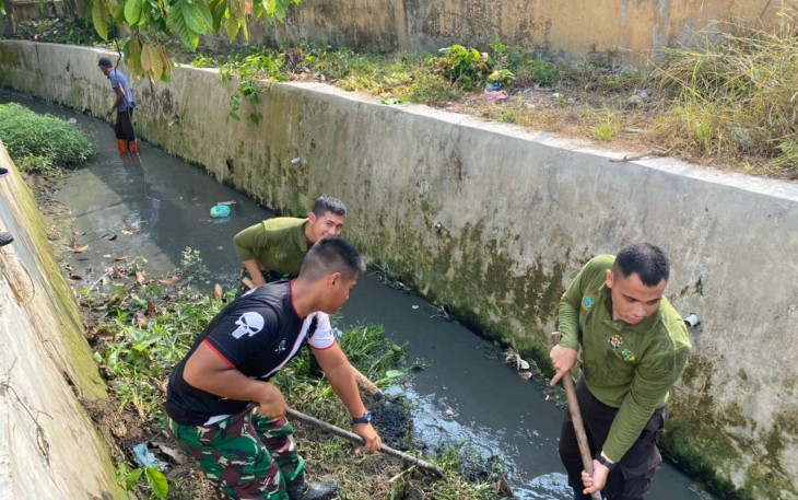 Bersama Masyarakat dan Bhabinkamtibmas Polsek Rambutan Peserta Latsitardanus Turut Gotong Royong