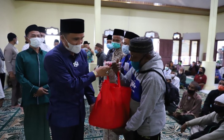  Bupati Lampung Barat H Parosil Mabsus Bagikan Sembako Untuk Masyarakat 