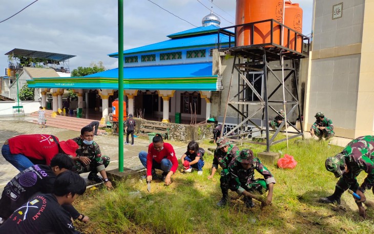 Sinergitas Tanpa Batas, Prajurit Kodim 1417/Kendari Bersama Masyarakat Serbu Sarana Ibadah di Kota Kendari