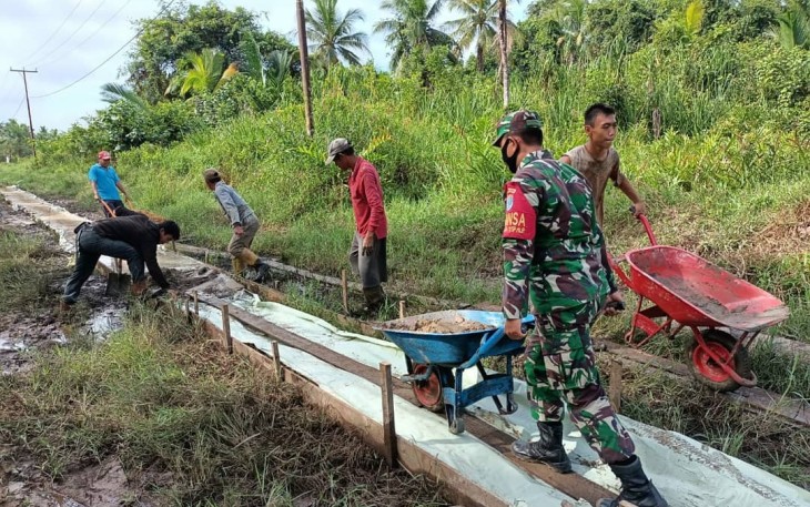 Bina kemanunggalan TNI-Rakyat Babinsa Penjala'an Kodim 1203/Ktp Bantu Warga Buat Jalan Swadaya.