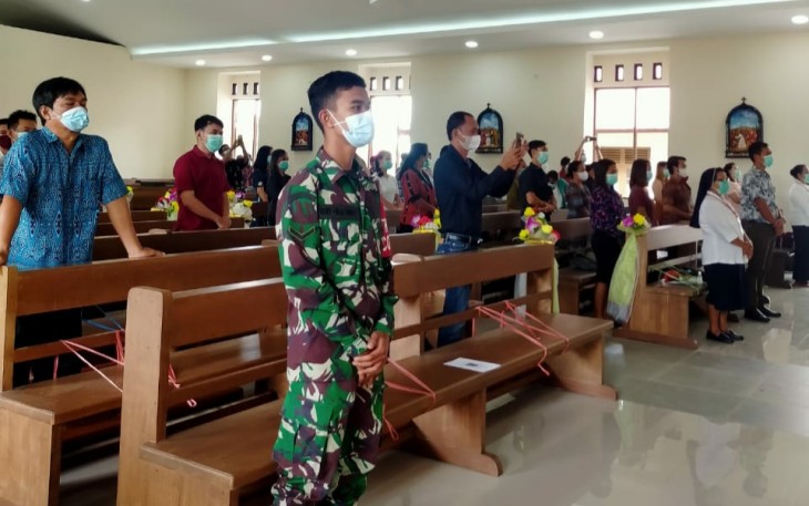 Laksanakan Ibadah Ekaristi, Babinsa Sukakarya, Kodim 1203/Ktp, Sampaikan Protokol Kesehatan PPKM Mikro