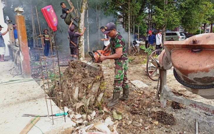 Antisipasi Bencana Babinsa bersama masyarakat Potong Pohon 