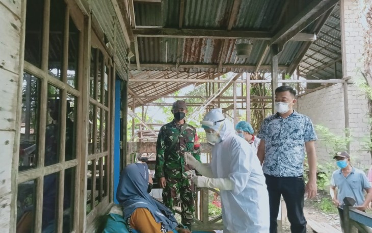 Babinsa 07/Mempawah Hulu Dampingi Pembagian Sembako