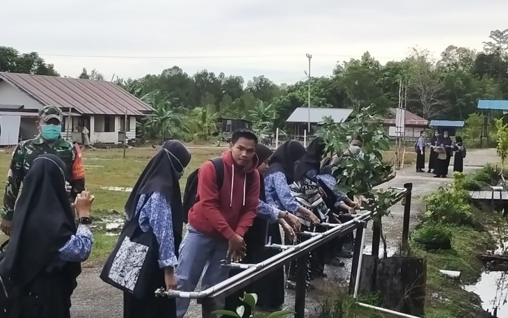 Babinsa Sosialisasi Prokes di Lingkungan Sekolah Menengah Atas 