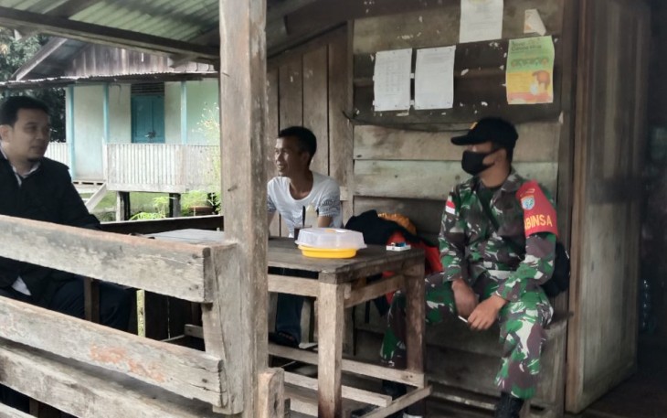 Ciptakan Kemanunggalan TNI Dengan Rakyat Babinsa Koramil 1206-03/Batang Lupar Komsos Dengan Warga 