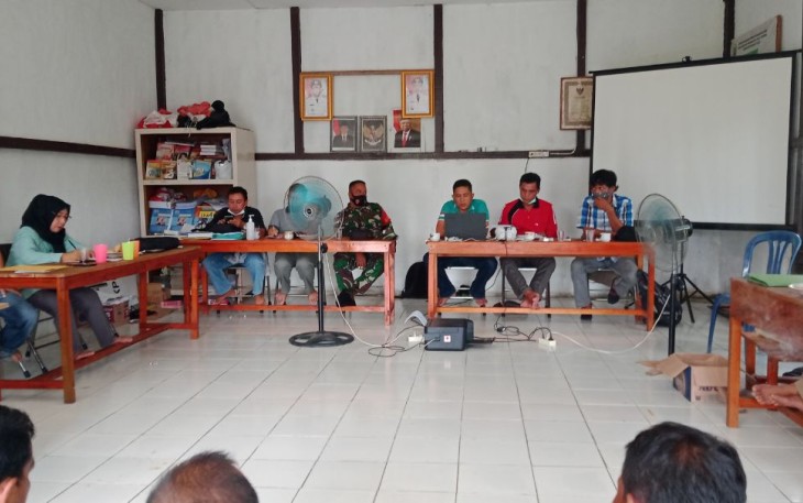 Babinsa 1206-14/Hulu Gurung Hadiri Undangan Musawarah Desa 