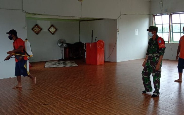 Babinsa 1206-18/Puring Kencana Dampingi Penyemprotan Disinfektan 
