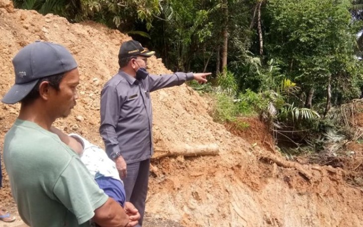 Ketua Komisi I DPRD Benteng Tinjau Jembatan Rusak