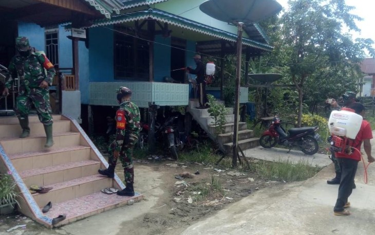 Babinsa Koramil 1206 - 08/Embaloh Hilir  Lakukan Penyemprotan Disinfektan