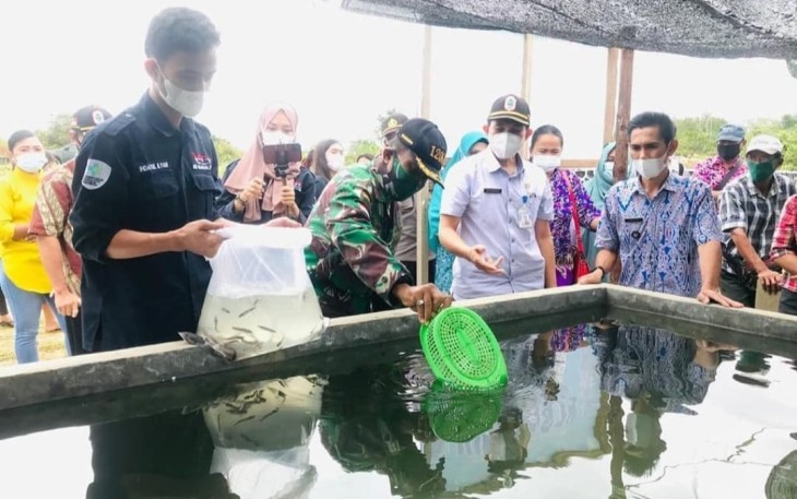 Danramil Bersama Muspika Tabur Ribuan Benih Ikan Air Tawar