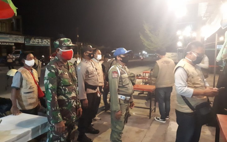 Babinsa Panarung Edukasi Prokes Pada Pusat Keramaian Masyarakat