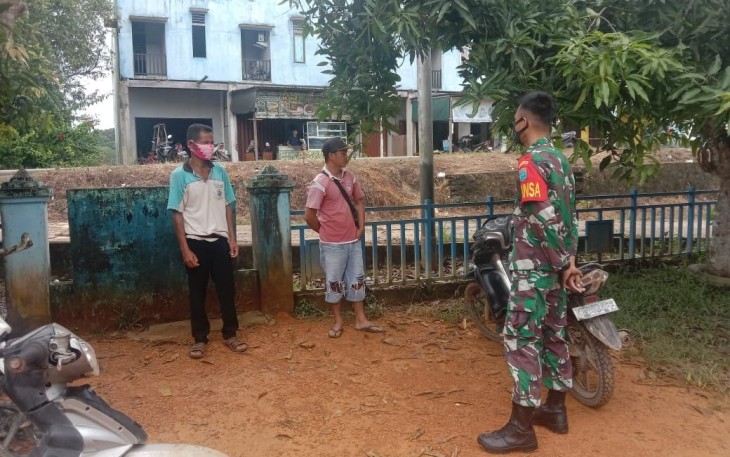 Babinsa Patroli Ingatkan Warga Yang Tidak Memakai Masker