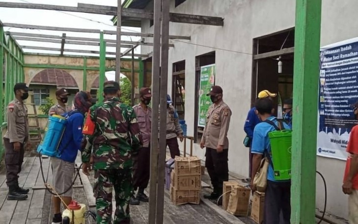 Babinsa Koramil 1206-01/Embaloh Hilir Laksanakan Penyemprotan Disinfektan Bersama Satgas COVID 19