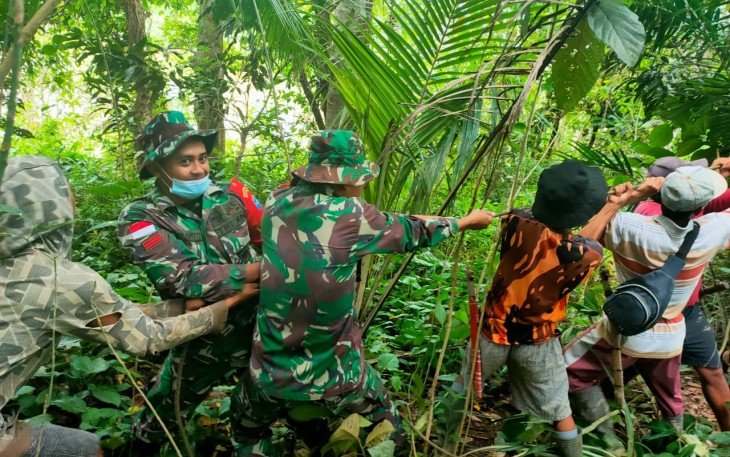 Cegah Aliran Listrik Dan Air Bersih Babinsa Bersama Warga Bersihkan Ranting Pohon 