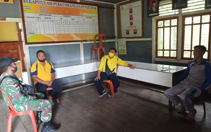 Babinsa Koramil Batang Lupar 1206-03/Batang Lupar Selalu Mengingatkan warga binaanya untuk selalu memakai Masker