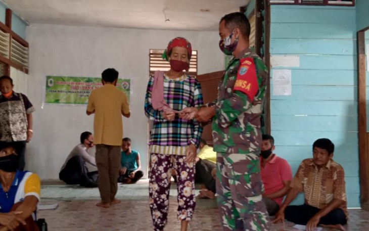 Babinsa Melakukan Pengamanan Dan Pembagian BLT DD Di Desa Binaannya