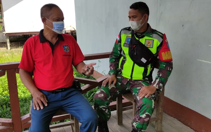 Babinsa Melaksanakan Komsos Ke Rumah Warga Desa Binaannya