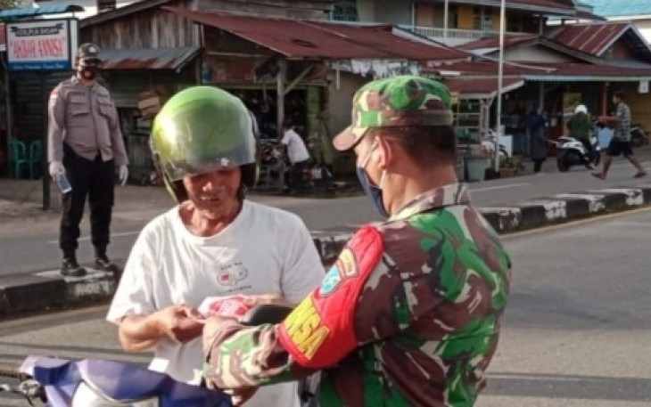 Aksi Babinsa Bagikan Masker Kepada Masyarakat