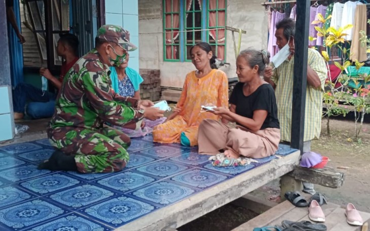 Wujud Kepedulian Babinsa Kodim 1203/Ktp Kepada Warga Binaan Dimasa Pandemi