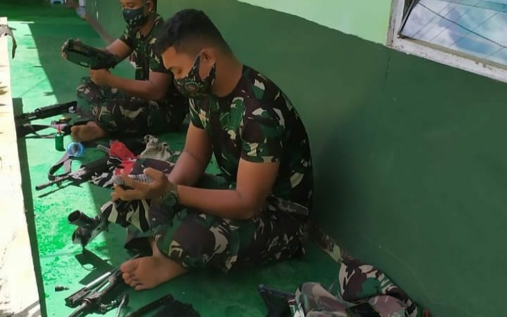 Babinsa Koramil Sandai Rutin Bersihkan Senjata