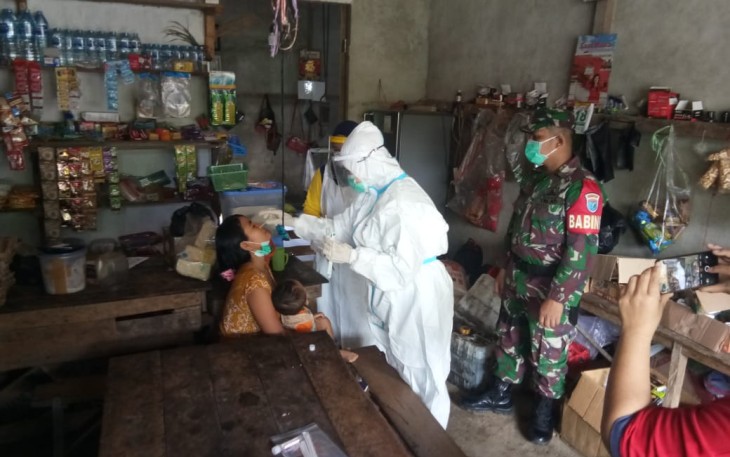 Babinsa Koramil Sengah Temila Sigap Kawal Tracing di Desa