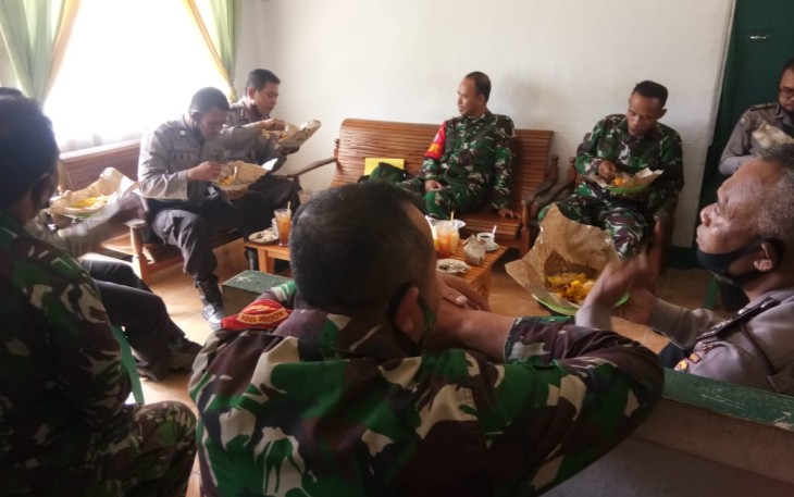 Jalin Keakraban, Koramil dan Polsek Sengah Temila Makan Bersama