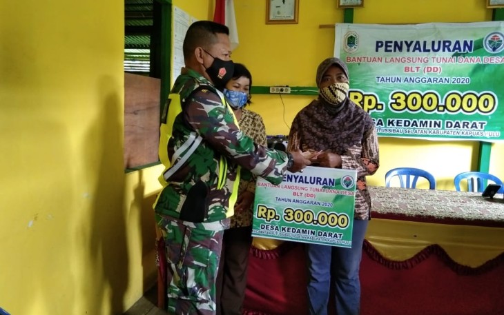 Babinsa Monitor Pembagian BLT-DD Di Desa Binaannya Agar Tetap Mematuhi Prokes 