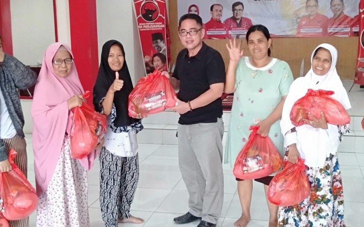 DPC PDI Perjuangan Purwakarta Bagikan 5000 Paket Sembako Kepada Masyarakat