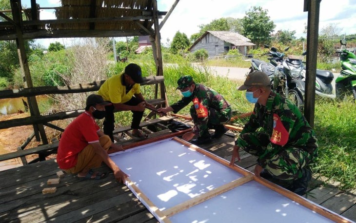 Maksimalkan Upaya Cegah Karhutla, Koramil Simpang Hilir, Jajaran Kodim 1203/Ktp, Pasang Spanduk Imbauan