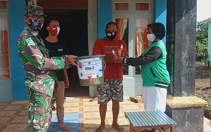 Babinsa Teluk Melano Kodim 1203/Ktp Bagikan Sarana Protokol Kesehatan