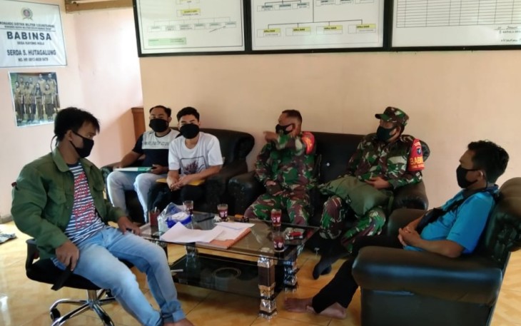 Sarana Efektif Jaga Komunikasi, Babinsa Kodim 1203/Ktp  Laksanakan Komsos