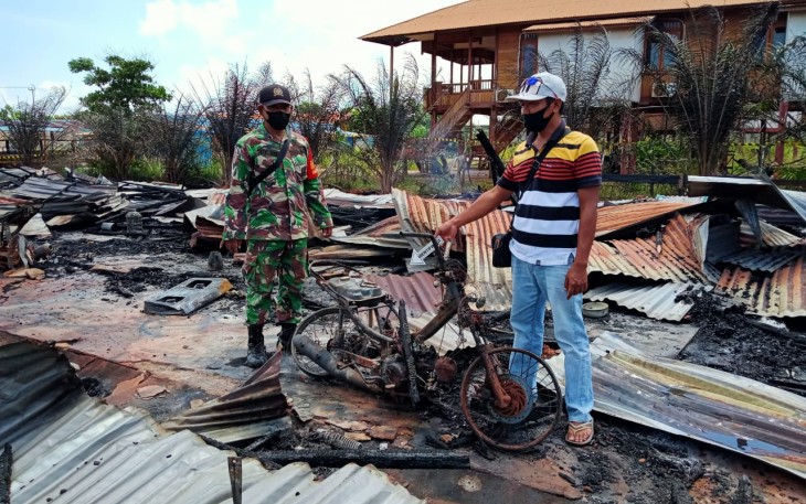 Babinsa Mekar Utama, Kodim 1203/Ktp Cek Langsung Barak Karyawan Kontraktor PT. WHW Yang Terbakar.