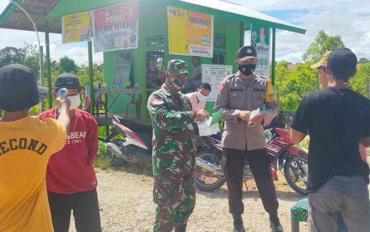 Babinsa Koramil 1206-08/Bunut Hilir Bagikan Masker Gratis 