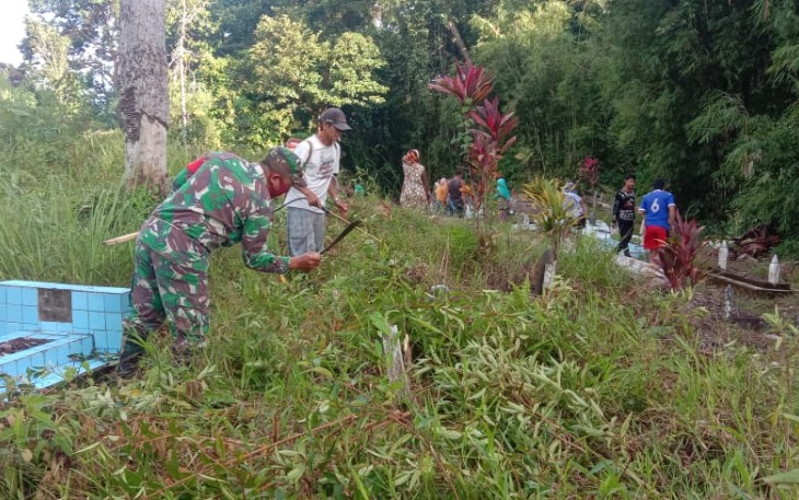 Bersama Masyarakat, Babinsa 08/Embaloh Hilir Bersihkan TPU