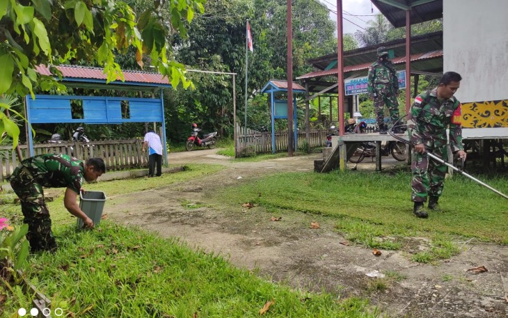 Babinsa 1206-06 Bersama Masyarakat Binaannya Melakukan Karya Bakti Bergotong Royong Potong Rumput