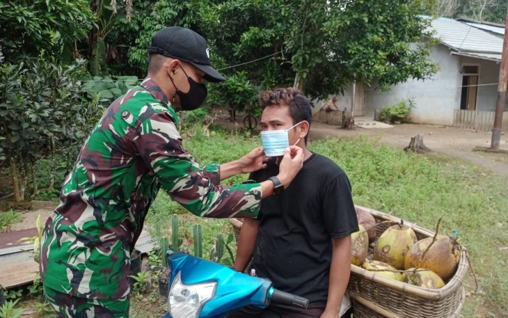 Koramil Jelai Hulu Jajaran Kodim 1203/Ktp gencarkan PPKM Mikro Di Wilayahnya